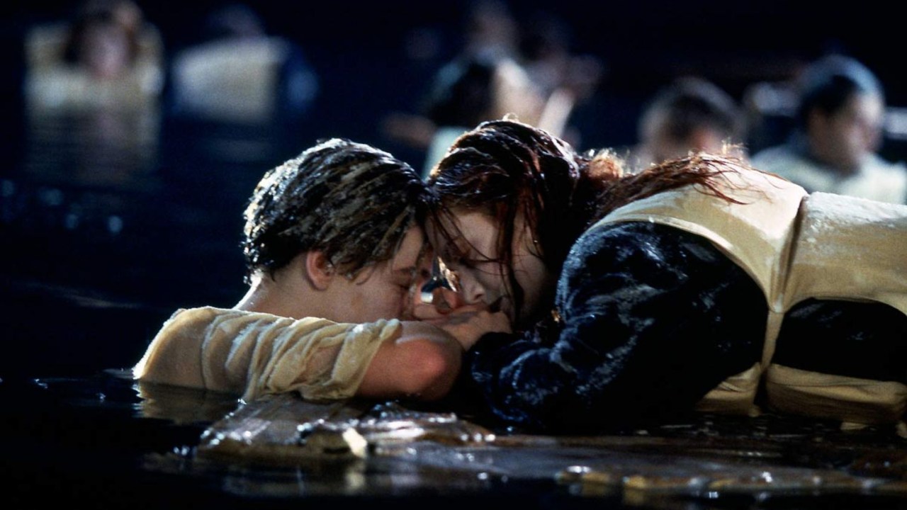 Jack e Rose na fatídica cena de 'Titanic', de James Cameron