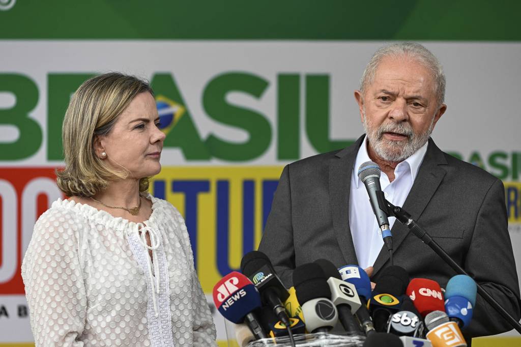 REVÉS - Gleisi Hoffmann, com Lula: proximidade com o chefe do Poder Executivo não foi suficiente para a presidente do PT