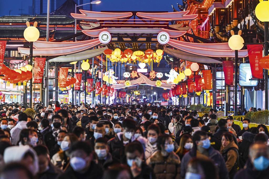 AJUNTAMENTO - Xangai: ruas lotadas de moradores e de turistas na retomada dos festivais e da vida noturna