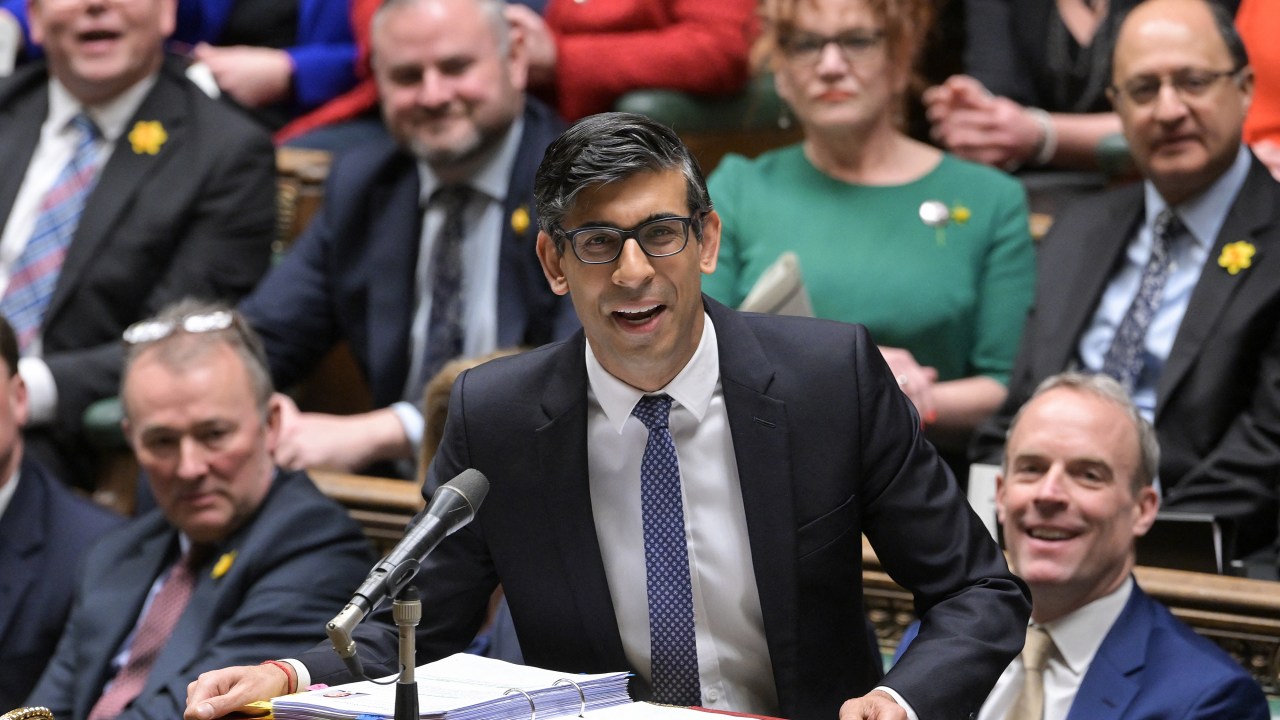 A handout photograph released by the UK Parliament shows Britain's Prime Minister Rishi Sunak speaking during the weekly session of Prime Minister's Questions (PMQs) at the House of Commons, in London, on March 1, 2023. (Photo by JESSICA TAYLOR / UK PARLIAMENT / AFP) / RESTRICTED TO EDITORIAL USE - MANDATORY CREDIT " AFP PHOTO / UK PARLIAMENT " - NO USE FOR ENTERTAINMENT, SATIRICAL, MARKETING OR ADVERTISING CAMPAIGNS - EDITORS NOTE THE IMAGE HAS BEEN DIGITALLY ALTERED AT SOURCE TO OBSCURE VISIBLE DOCUMENTS