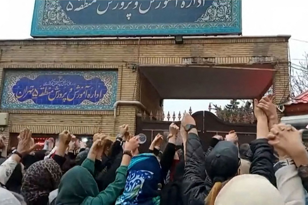 This grab taken from a UGC video made available on the ESN platform on March 4, 2023, shows families gathering and chanting slogans outside an education ministry building in Tehran, following poisoning attacks on students. - Dozens of Iranian schoolgirls needed hospital treatment on February 28 after another mysterious poisoning, a news agency reported, the latest in a spate of suspected attacks in the Islamic republic. (Photo by Anonymous/ESN / AFP) / Israel OUT - NO Resale / ATTN CLIENTS: THE FOLLOWING VIDEO WAS OBTAINED AND VERIFIED BY EUROVISION SOCIAL NETWORK [ESN] BASED IN GENEVA
