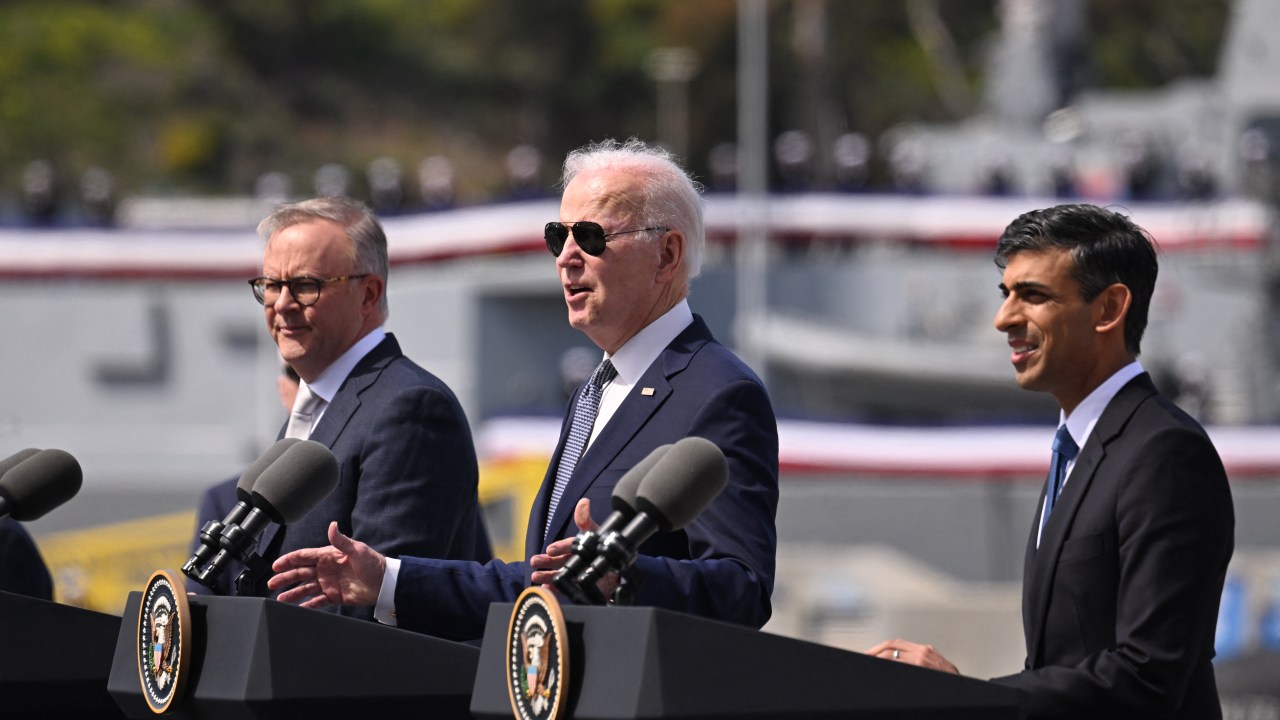 US President Joe Biden (C) speaks alongside British Prime Minister Rishi Sunak (R) and Australian Prime Minister Anthony Albanese (L) at a press conference during the AUKUS summit on March 13, 2023, at Naval Base Point Loma in San Diego California. - AUKUS is a trilateral security pact announced on September 15, 2021, for the Indo-Pacific region. (Photo by Jim WATSON / AFP)