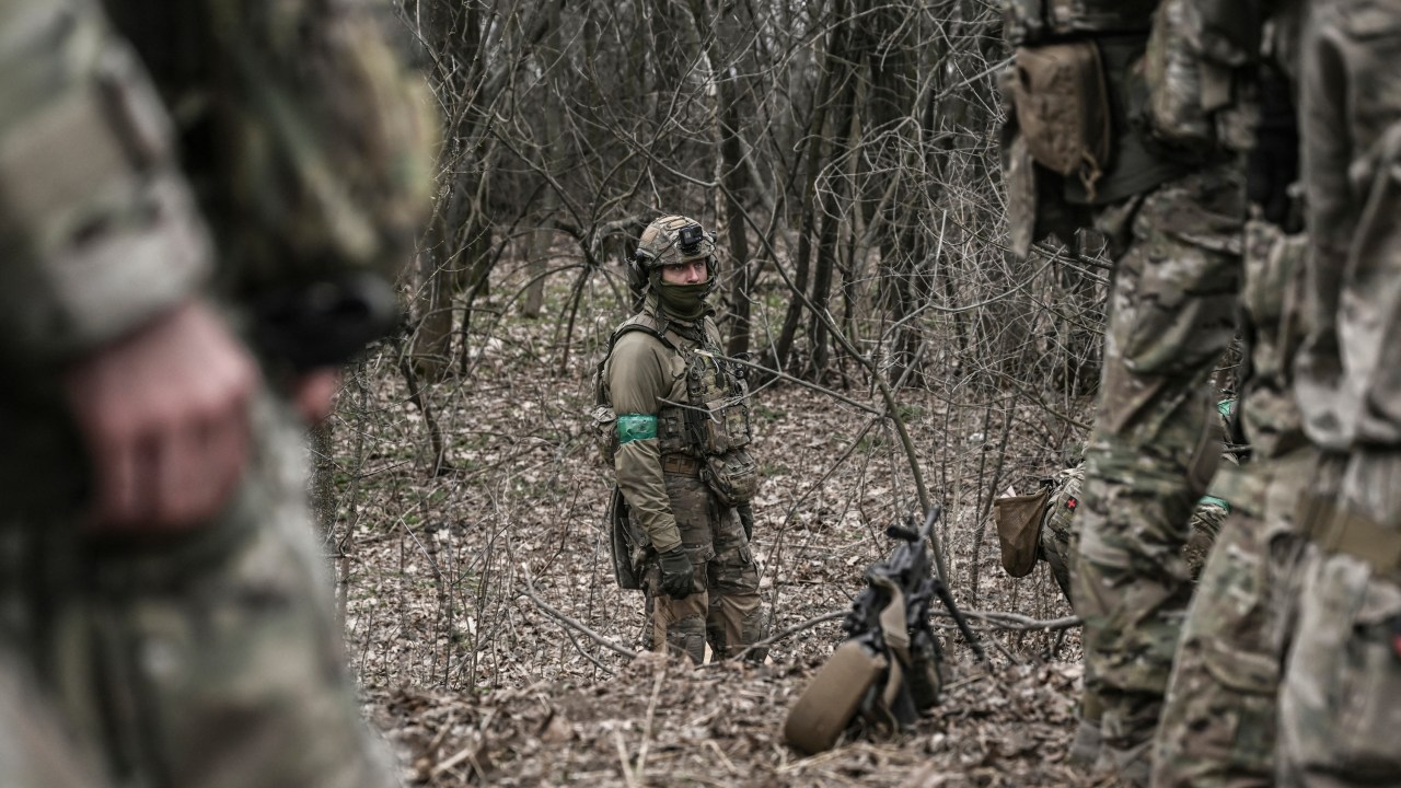 Membros da unidade especial ucraniana se reúnem na floresta, perto de Bachmut