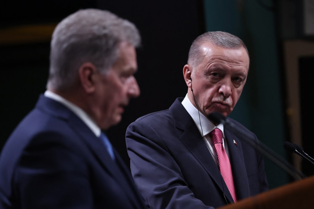 Turkish President Recep Tayyip Erdogan (R) and Finnish President Sauli Niinisto (L) deliver a joint press conference held after their meeting at the Presidential Complex in Ankara, on March 17, 2023. (Photo by Adem ALTAN / AFP)