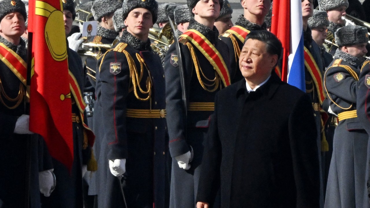 China's President Xi Jinping walks past honour guards during a welcoming ceremony at Moscow's Vnukovo airport on March 20, 2023. - Chinese leader arrived in Moscow on Monday saying his first state visit to Russia since the Ukraine conflict broke out would give "new momentum" to bilateral ties. (Photo by Anatoliy Zhdanov / Kommersant Photo / AFP) / Russia OUT