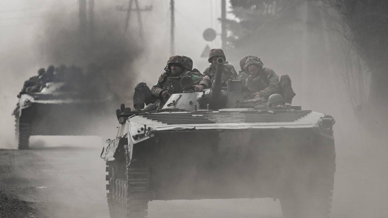 Ukrainian servicemen head toward Bakhmut in BMP infantry fighting vehicles, in eastern Ukraine on March 22, 2023. (Photo by Aris Messinis / AFP)