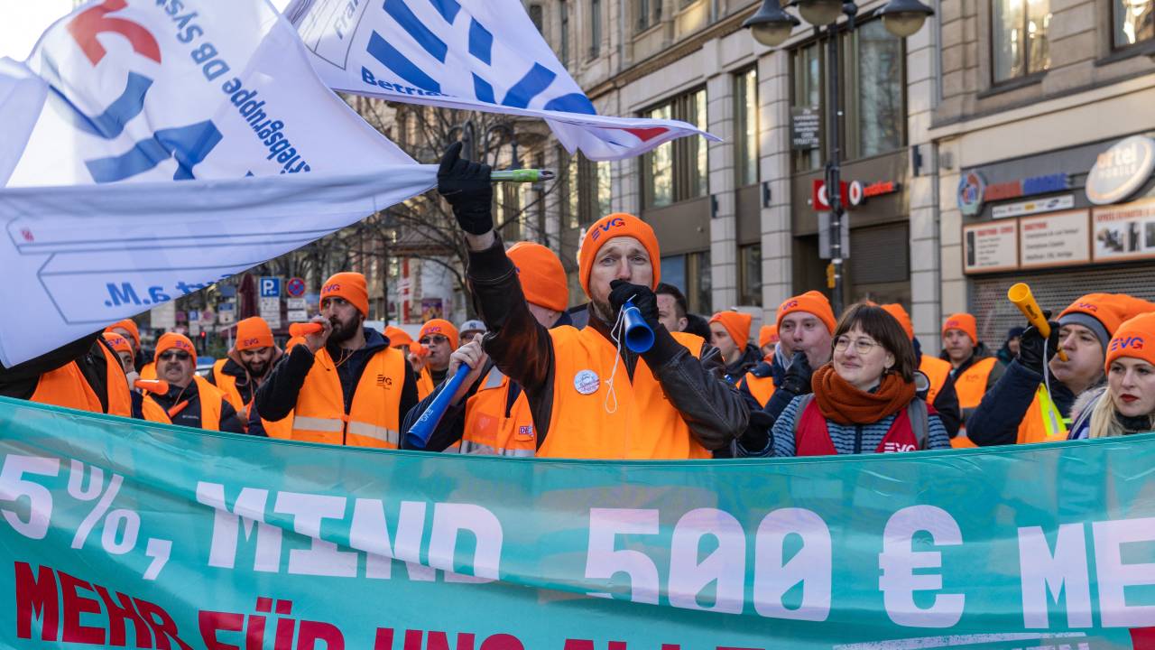 Employees in the public transport sector demonstrate as they stage a strike in Frankfurt am Main, western Germany, on March 27, 2023. - Transport staff across Germany staged a major strike to push for wage hikes in the face of brisk inflation, bringing commuter lines to a halt in many cities. Workers at airports, ports, railways, buses and metro lines throughout much of Europe's top economy heeded a call by the Verdi and EVG unions for the 24-hour walkout. (Photo by ANDRE PAIN / AFP)