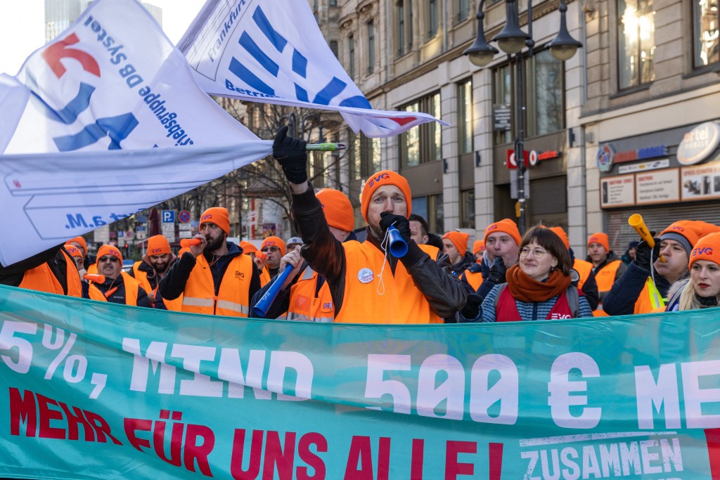 Employees in the public transport sector demonstrate as they stage a strike in Frankfurt am Main, western Germany, on March 27, 2023. - Transport staff across Germany staged a major strike to push for wage hikes in the face of brisk inflation, bringing commuter lines to a halt in many cities. Workers at airports, ports, railways, buses and metro lines throughout much of Europe's top economy heeded a call by the Verdi and EVG unions for the 24-hour walkout. (Photo by ANDRE PAIN / AFP)