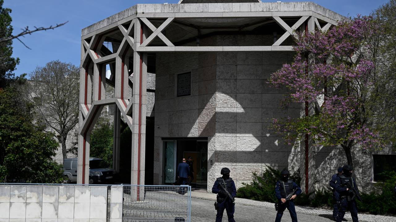 Portuguese police officers stand guard in front of the Ismaili Islamic centre in Lisbon, after two people died following a knife attack that wounded several others, on March 28, 2023. - "The attack left several people wounded and, for the moment, two dead," said police, adding that the suspected assailant had been arrested. (Photo by PATRICIA DE MELO MOREIRA / AFP)