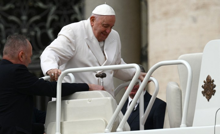 Papa Francisco tem noite tranquila após cirurgia, diz Vaticano