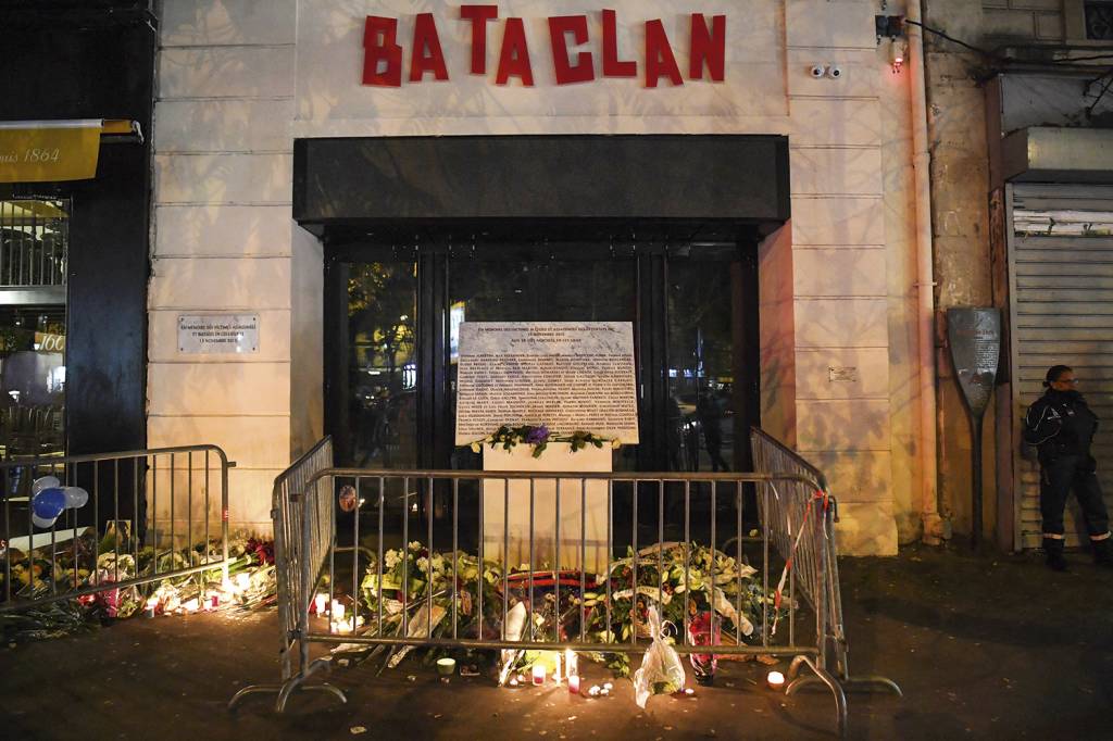 MEMÓRIA - Homenagem no Bataclan: o Estado Islâmico matou 130 pessoas