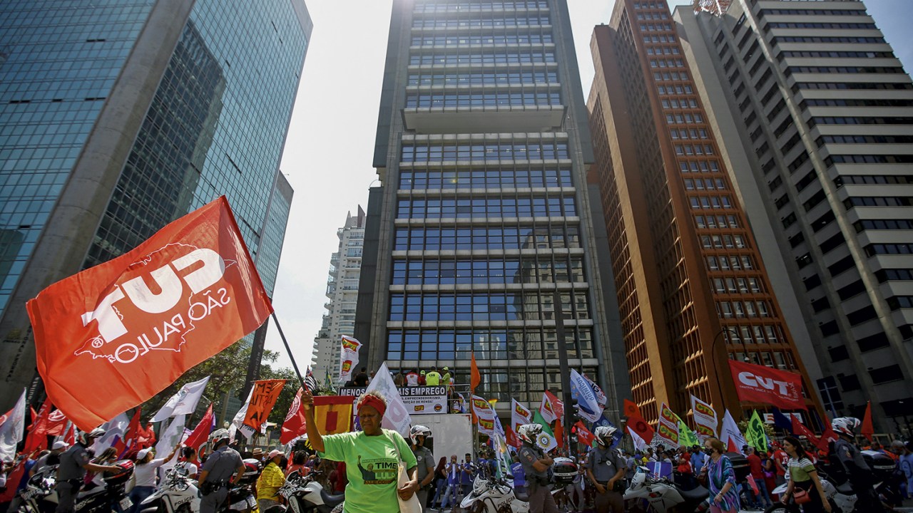 DEBATE NA RUA - Protesto em São Paulo: bandeiras e palavras de ordem contra o BC