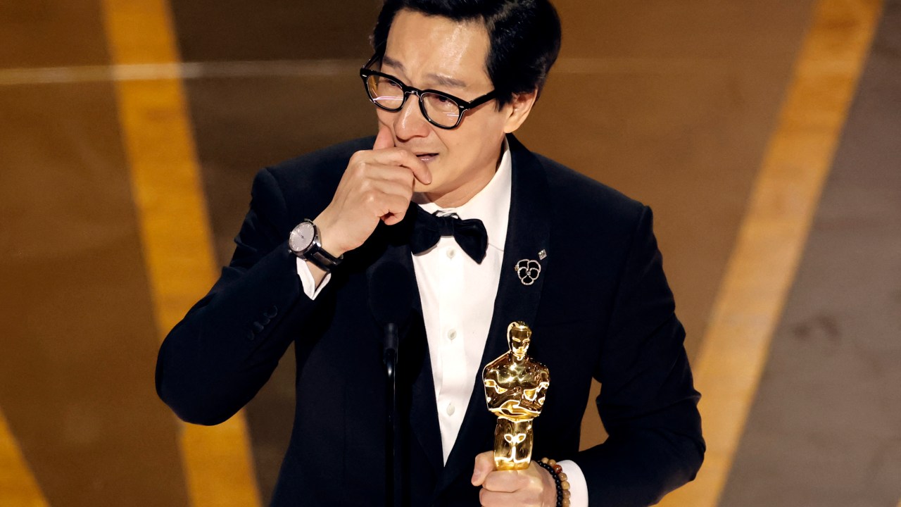 HOLLYWOOD, CALIFORNIA - MARCH 12: Ke Huy Quan accepts the Best Supporting Actor award "Everything Everywhere All at Once" onstage during the 95th Annual Academy Awards at Dolby Theatre on March 12, 2023 in Hollywood, California. Kevin Winter/Getty Images/AFP (Photo by KEVIN WINTER / GETTY IMAGES NORTH AMERICA / Getty Images via AFP)