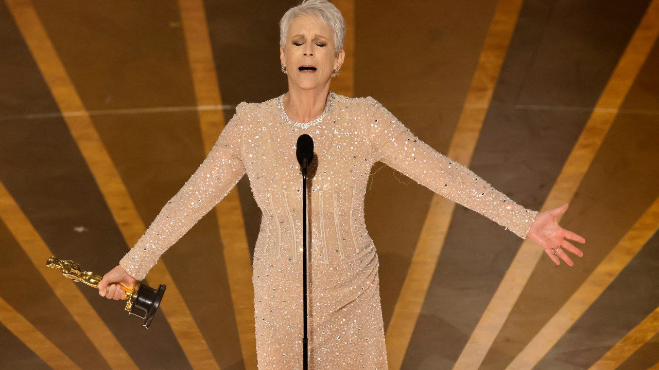 HOLLYWOOD, CALIFORNIA - MARCH 12: Jamie Lee Curtis accepts the Best Supporting Actress for "Everything Everywhere All at Once" onstage during the 95th Annual Academy Awards at Dolby Theatre on March 12, 2023 in Hollywood, California. Kevin Winter/Getty Images/AFP (Photo by KEVIN WINTER / GETTY IMAGES NORTH AMERICA / Getty Images via AFP)