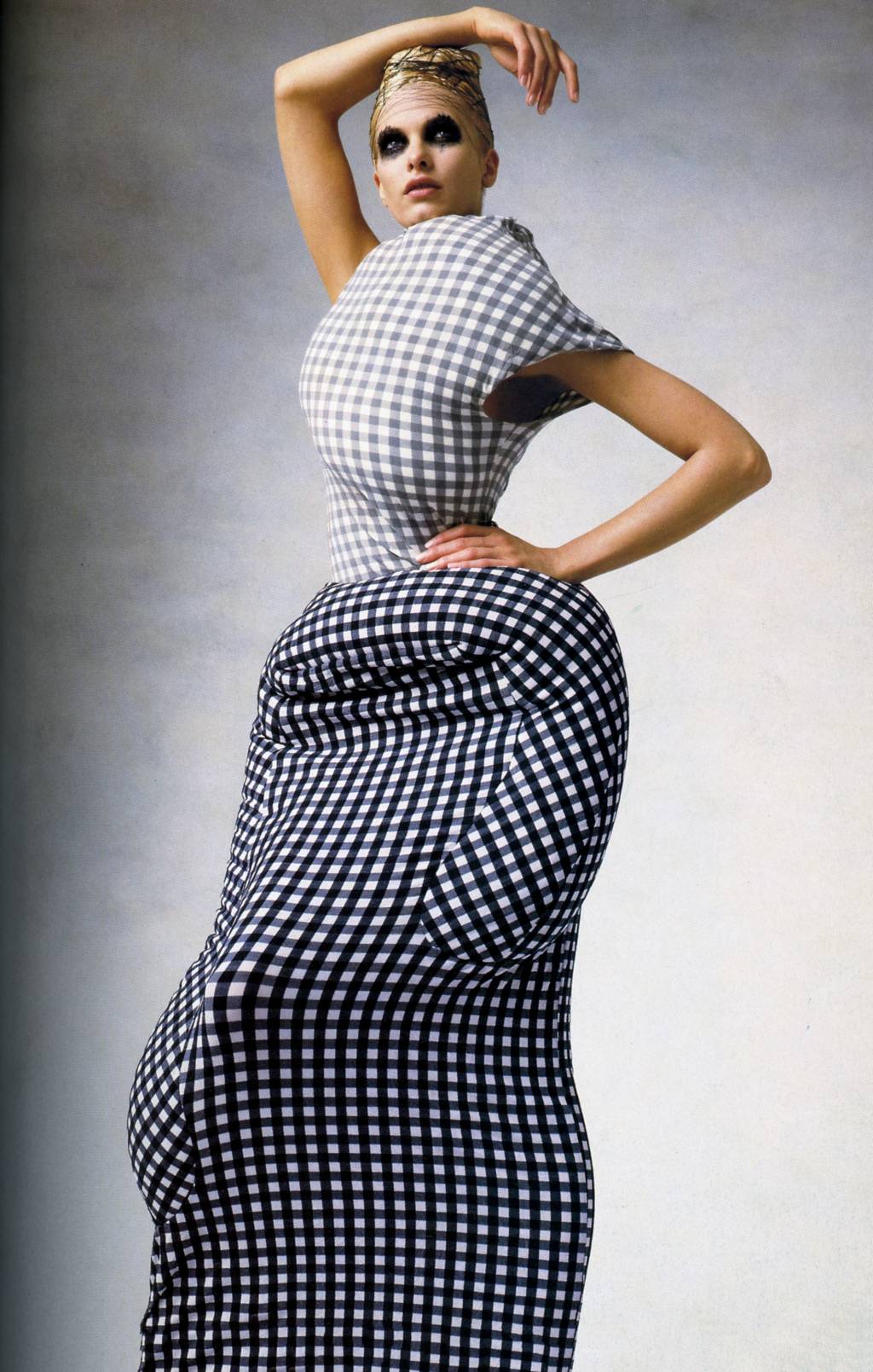 1-ABRE_20 Comme des Garçons PE1997 – web.png DESCONSTRUÇÃO - O traço de Rei Kawakubo para a Comme des Garçons: corpo redesenhado