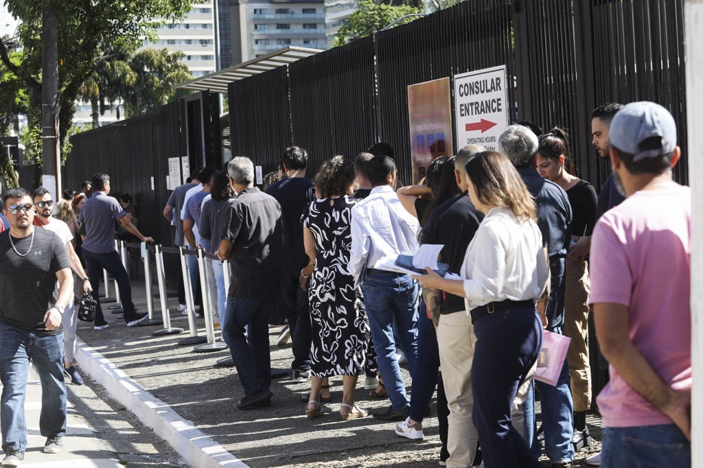 LOTAÇÃO - Representação diplomática de São Paulo: pelo menos 6 000 pedidos de visto todos os dias