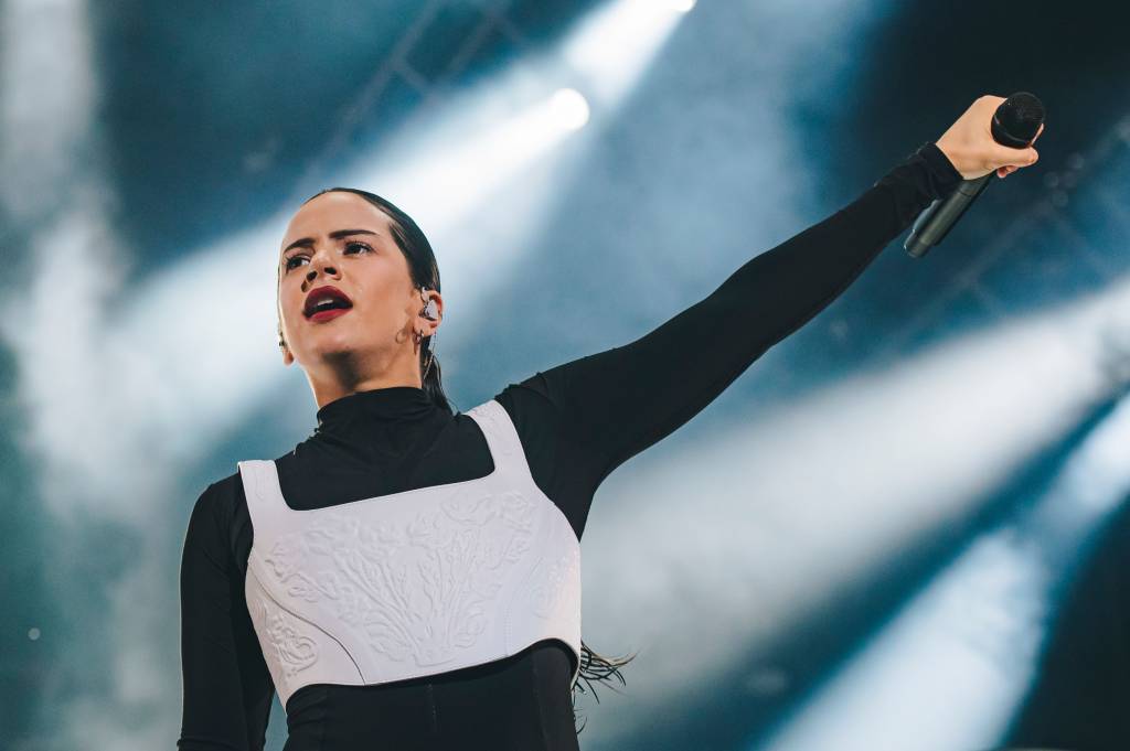 Rosalía explora a fé em treze idiomas em novo álbum, ‘Lux’