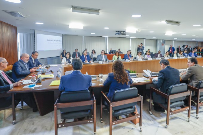O presidente Luiz Inácio Lula da Silva comanda reunião com ministros no Palácio do Planalto