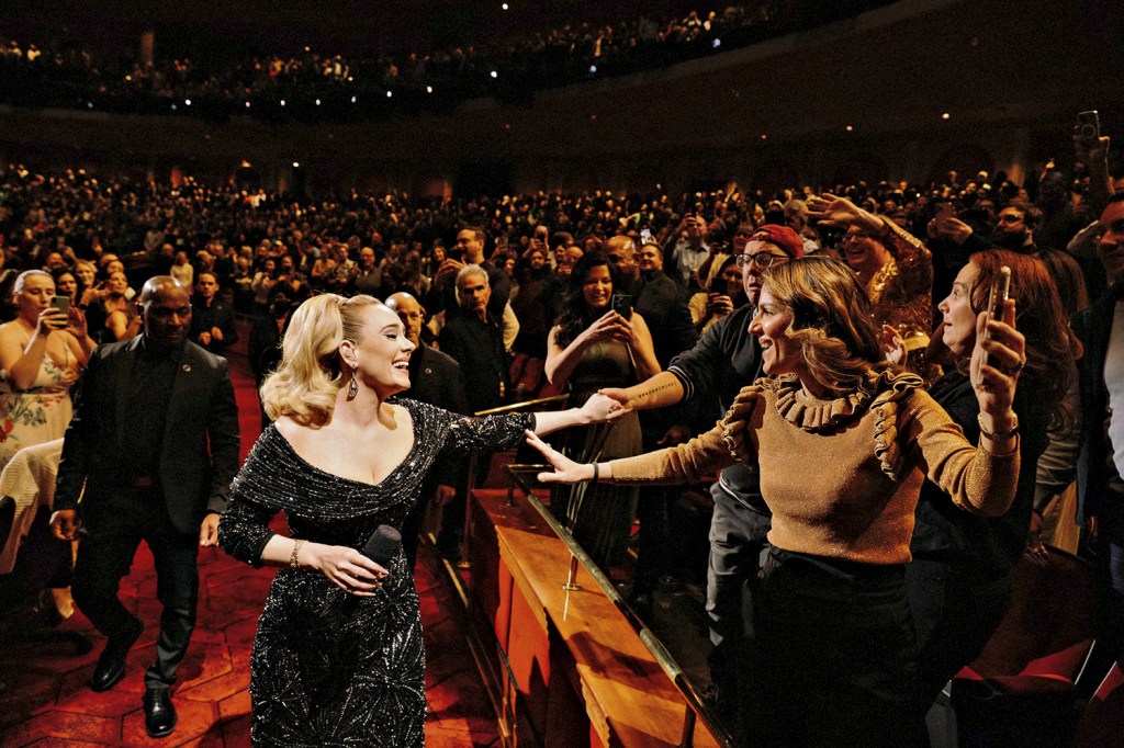 INTIMISTA - Adele em cena: show exuberante com direito a contato caloroso com os fãs na plateia