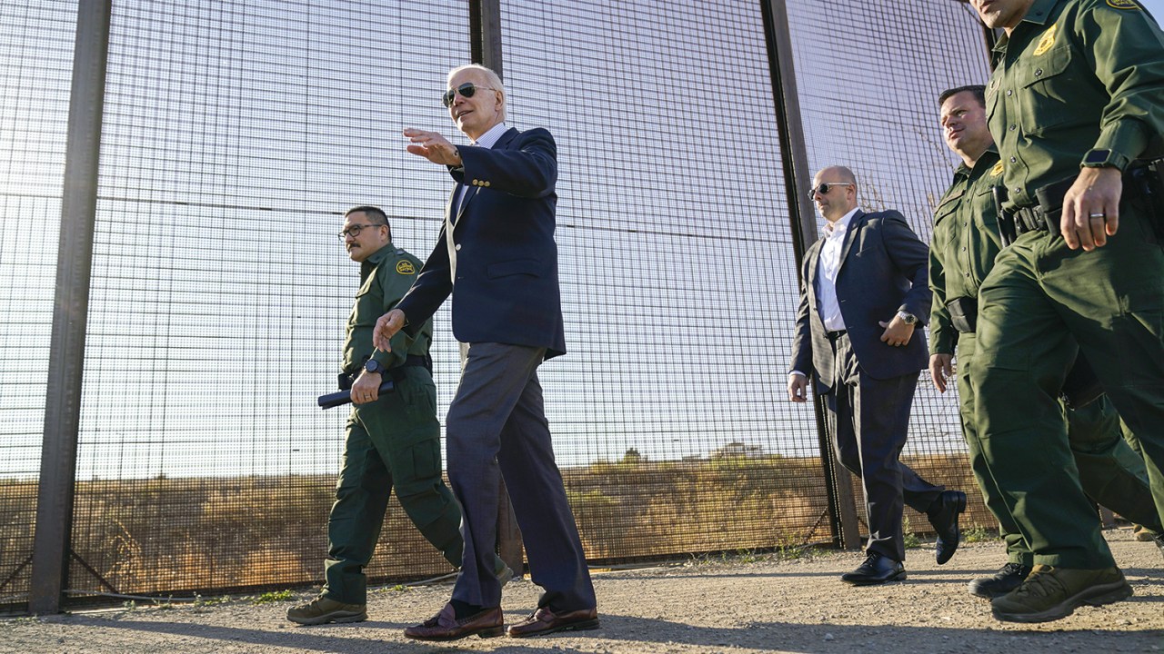 'NO PASARÁN' - Biden na fronteira com o México: endurecimento