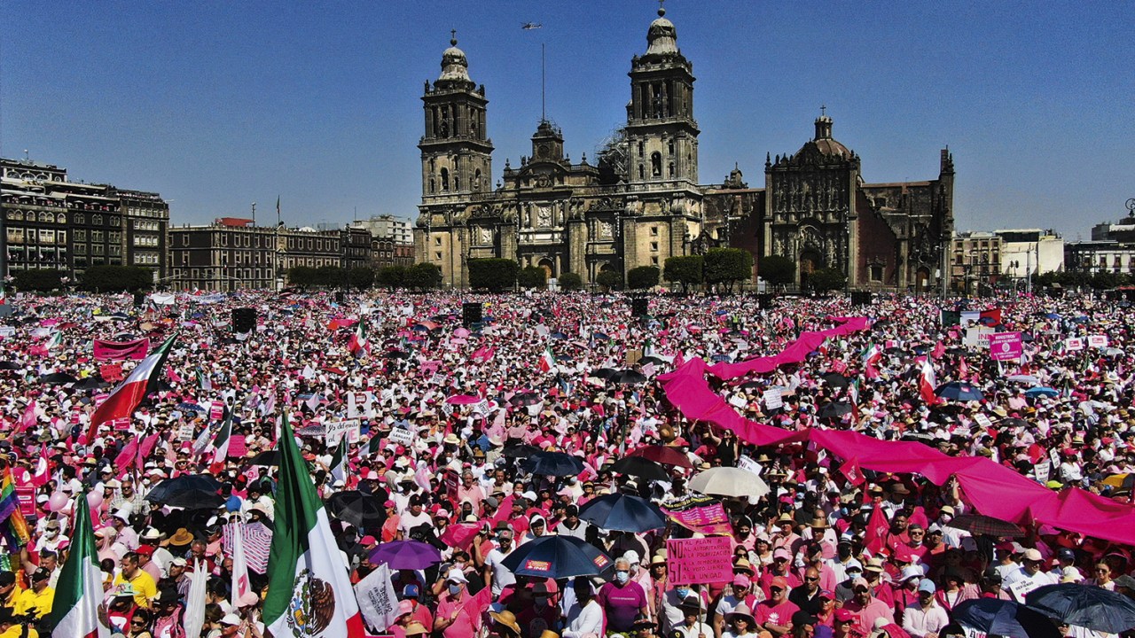 PROTESTO ROSA - Manifestação no Zócalo: em defesa do órgão regulador das eleições
