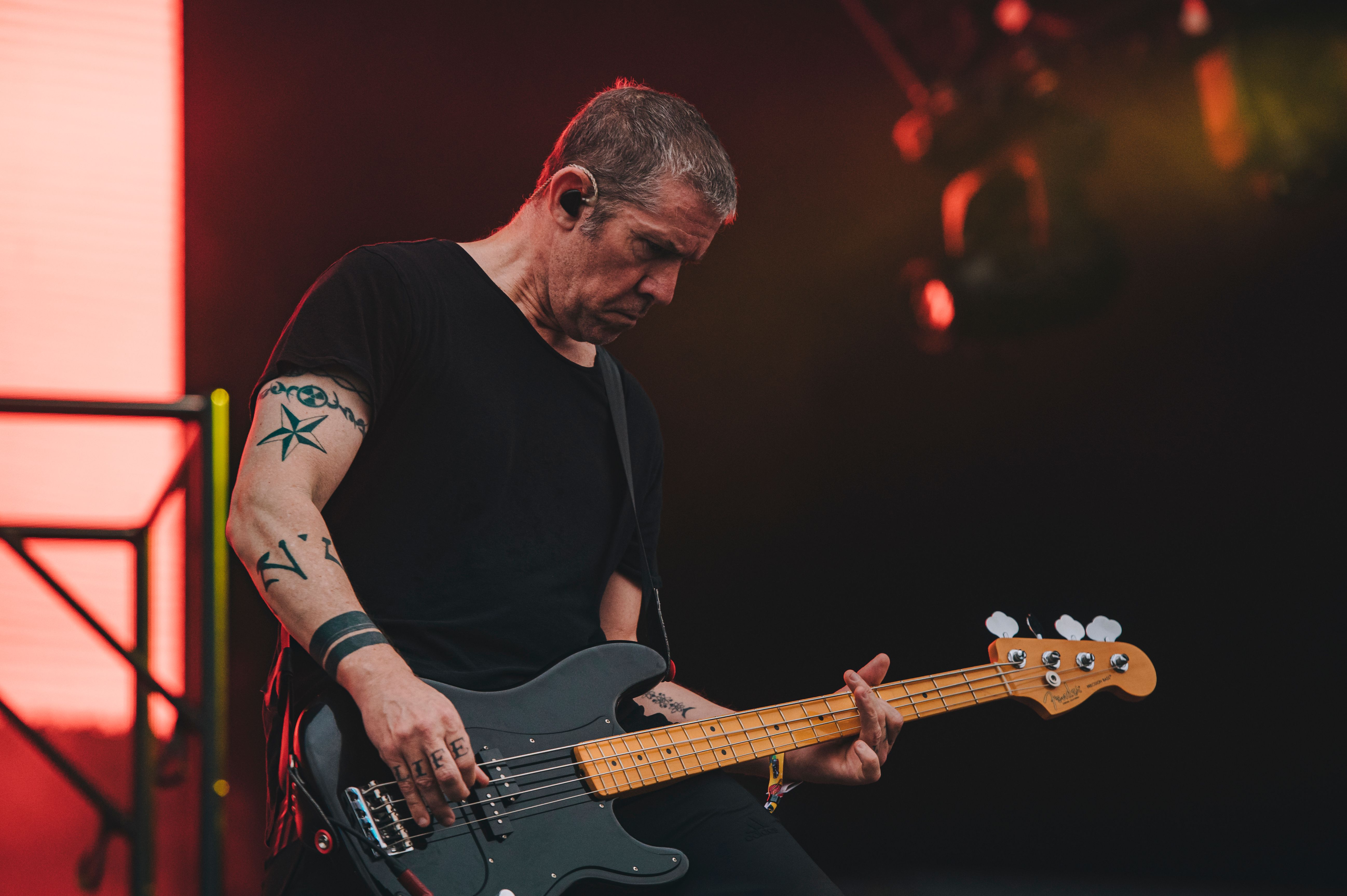 O baixista Eric Avery toca com o Jane's Addiction no Lollapalooza Brasil 2023