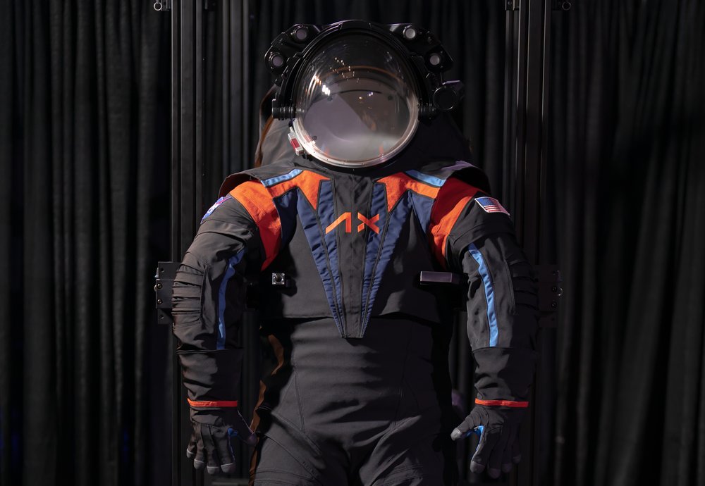 Nasa apresenta novos trajes de astronautas que irão para a Lua | VEJA
