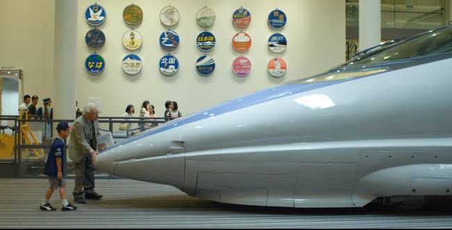 engenheiro e observador de pássaros Eiji Nakatsu, que usou como referência o formato aerodinâmico da cabeça do martim pescador para redesenhar a locomotiva do trem bala