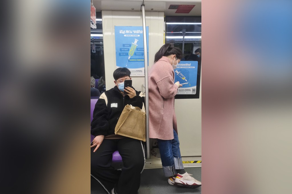 EXCEÇÃO - Metrô de Pequim: raro local em que se exige máscara