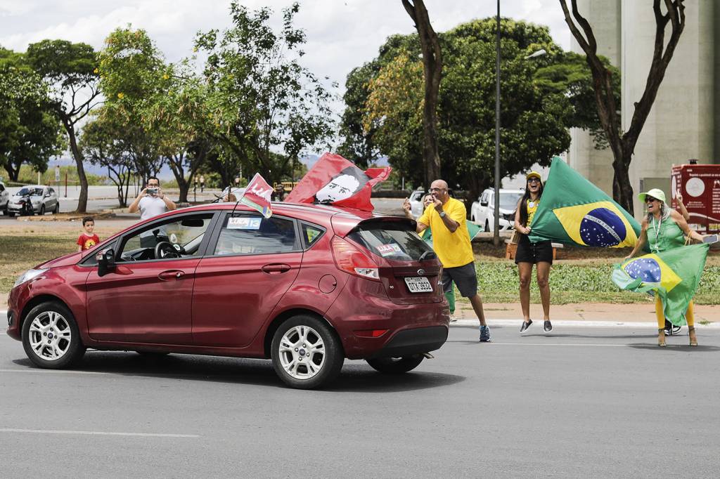 BRASIL-POLARIZAÇÃO-PETISTAS-BOLSONARISTAS-2022-01(1).jpg POLARIZAÇÃO - Partidários de Lula e Bolsonaro discutem na rua: a história mostra que divisão entre opostos é antiga