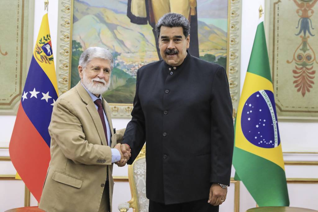 'COMPAÑEROS' - O aperto de mão de Amorim e Maduro: os amigos não erram
