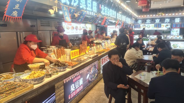 FOME DE QUÊ? - Praça de alimentação em Pequim: comer fora virou um dos principais programas dos chineses no pós pandemia