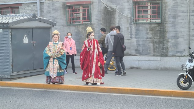 TRADIÇÃO - Jovens com roupas típicas nos arredores da Cidade Proibida, em Pequim: civilização milenar convive com país próspero e moderno