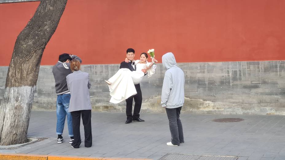 UNIVOS E... - Noivos nos arredores da Cidade Proibida, em Pequim: demografia é desafio para país mais populoso do mundo, que perdeu 850 000 habitantes, em 2022 UNIVOS E... - Noivos nos arredores da Cidade Proibida, em Pequim: demografia é desafio para país mais populoso do mundo, que perdeu 850 000 habitantes, em 2022