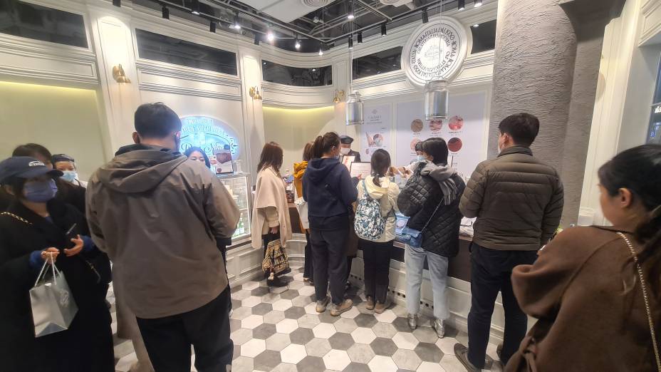 DEGELO - Sorveteria no shopping Taikoo Li, em Pequim: vendas no varejo voltaram a subir no início do ano DEGELO - Sorveteria no shopping Taikoo Li, em Pequim: vendas no varejo voltaram a subir no início do ano