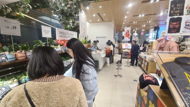 ABERTURA - Loja de departamentos de Pequim: consumidores voltam às lojas, depois de três anos de política de Covid Zero