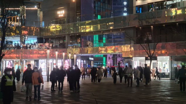 IMPULSO - Shopping em Pequim: promover o crescimento com base no consumo é desafio para uma China endividada e com população receosa quanto ao futuro
