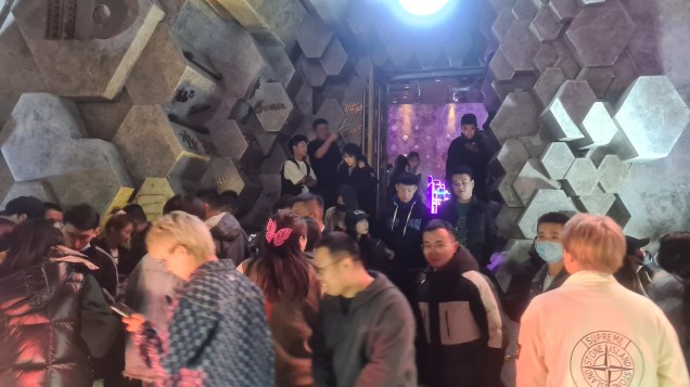 EUFORIA - Porta da danceteria 13, em Pequim: juventude lota balada todo fim de semana após três anos de confinamento e controle social intenso