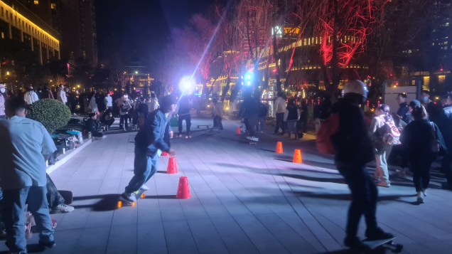 NOVO BALANÇO - Skatista desliza pelas calçadas do Parque Chaoyang, em Pequim: esporte e cultura do RAP fazem a cabeça dos jovens