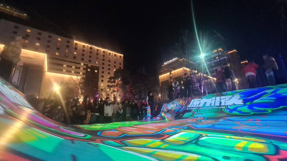 RESISTÊNCIA - Pista de skate, no Chaoyang Park: valores do ocidente são desencorajados pelo presidente chinês, mas as ruas falam mais alto RESISTÊNCIA - Pista de skate, no Chaoyang Park: valores do ocidente são desencorajados pelo presidente chinês, mas as ruas falam mais alto