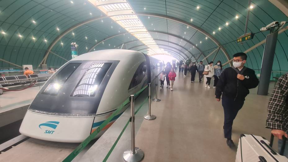 ABRE ALAS - O Maglev, trem de Xangai que transporta passageiros para o aeroporto a 300 km/h, opera sem restrições: a China pede passagem ABRE ALAS - O Maglev, trem de Xangai que transporta passageiros para o aeroporto a 300 km/h, opera sem restrições: a China pede passagem