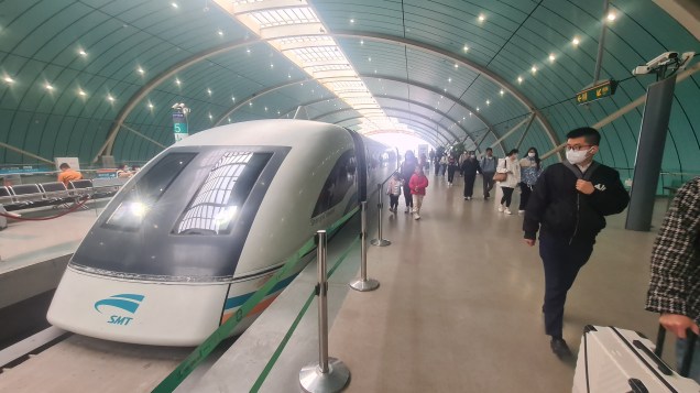 ABRE ALAS - O Maglev, trem de Xangai que transporta passageiros para o aeroporto a 300 km/h, opera sem restrições: a China pede passagem