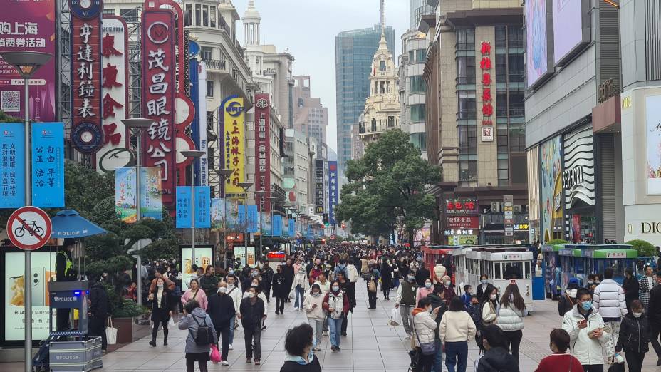 VIRADA DE CHAVE - Multidão lota Rua Nanjing , em Xangai: 1,4 bilhão de chineses tiveram de ir do “Covid Zero” para o “velho normal” VIRADA DE CHAVE - Multidão lota Rua Nanjing , em Xangai: 1,4 bilhão de chineses tiveram de ir do “Covid Zero” para o “velho normal”