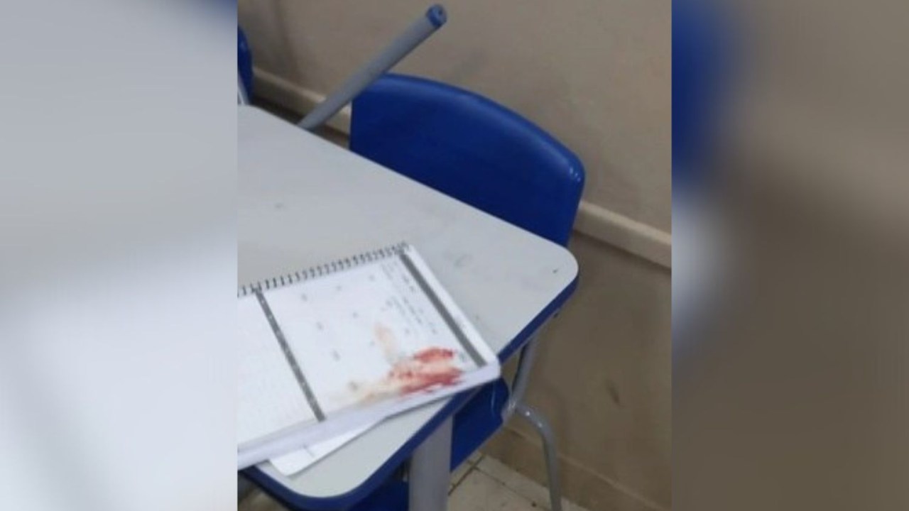 Carteira com sangue na Escola Municipal Manoel Cícero, na Gávea, zona sul do Rio de Janeiro, alvo de um ataque de um adolescente de 15 anos