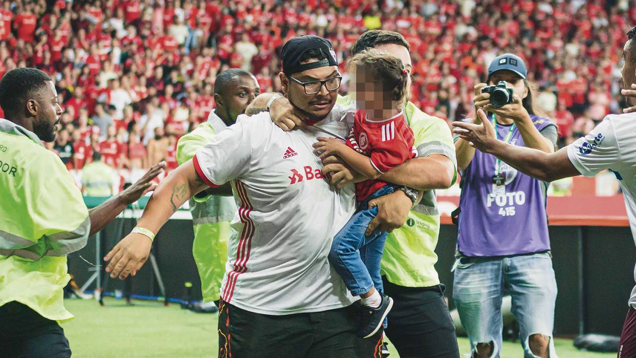 um torcedor do Internacional, cujo nome permanece em sigilo, invadiu o gramado com a filha nos braços