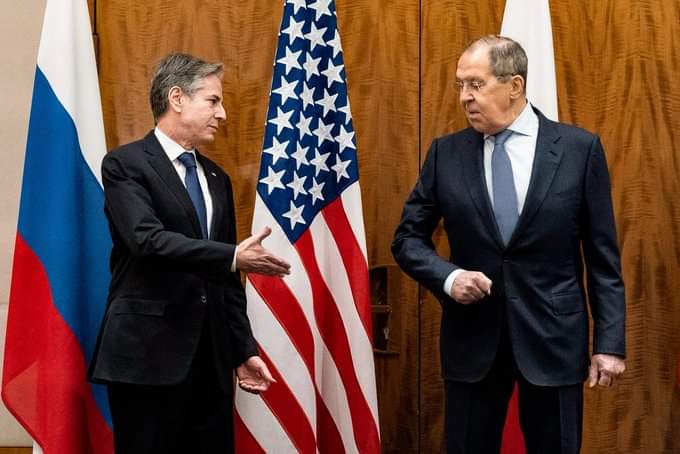 O secretário de Estado dos Estados Unidos, Antony Blinken (esq.), e o ministro das Relações Exteriores da Rússia, Sergei Lavrov. 02/03/2023 -