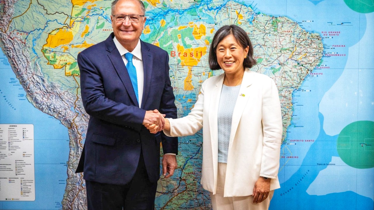 A Representante de Comércio dos EUA, Katherine Tai (dir.), e o vice-presidente do Brasil, Geraldo Alckmin. 07/03/2023 -
