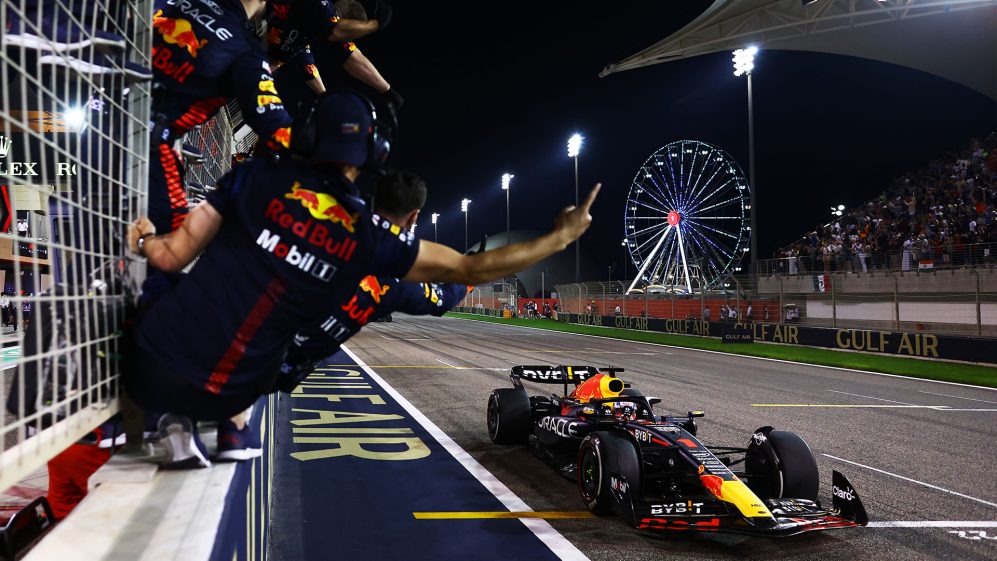 COMEMORAÇÃO: Equipe da Red Bull Racing celebra vitória de Verstappen