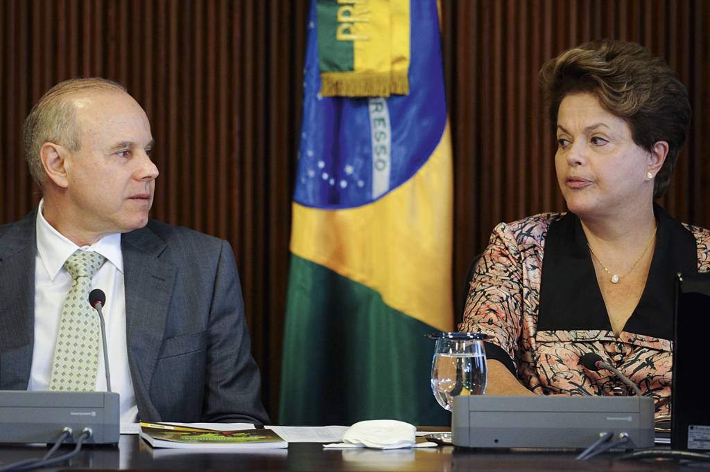 DESCONTROLE - O ministro Guido Mantega com Dilma Rousseff: dívida explosiva