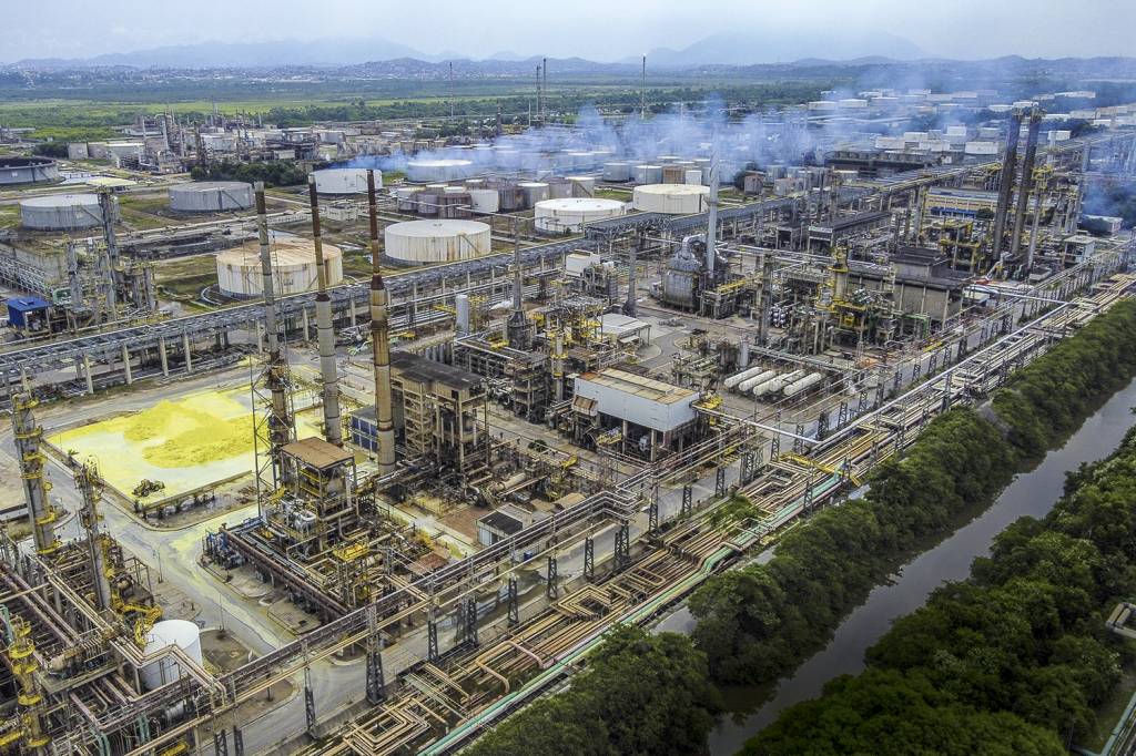 GettyImages-1231263645.jpg Refinaria no Rio de Janeiro